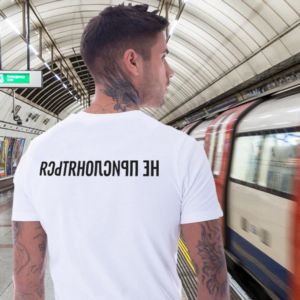 Не прислоняться. Принт на футболку.