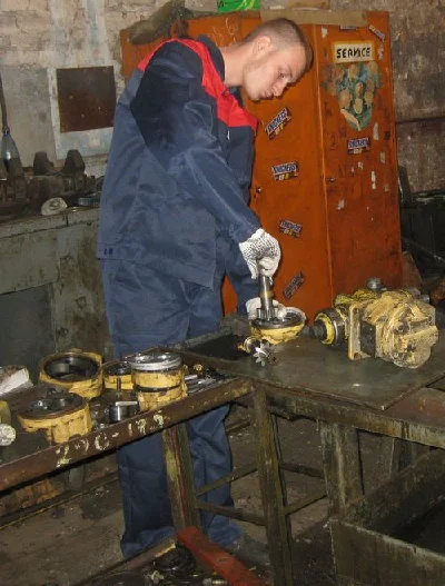 Repair of pumps, front loader L-34