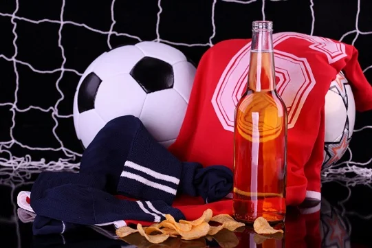 Фото пиво и футбольный мяч ( для мокапа )