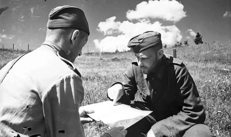 Ведение допроса военнопленных.