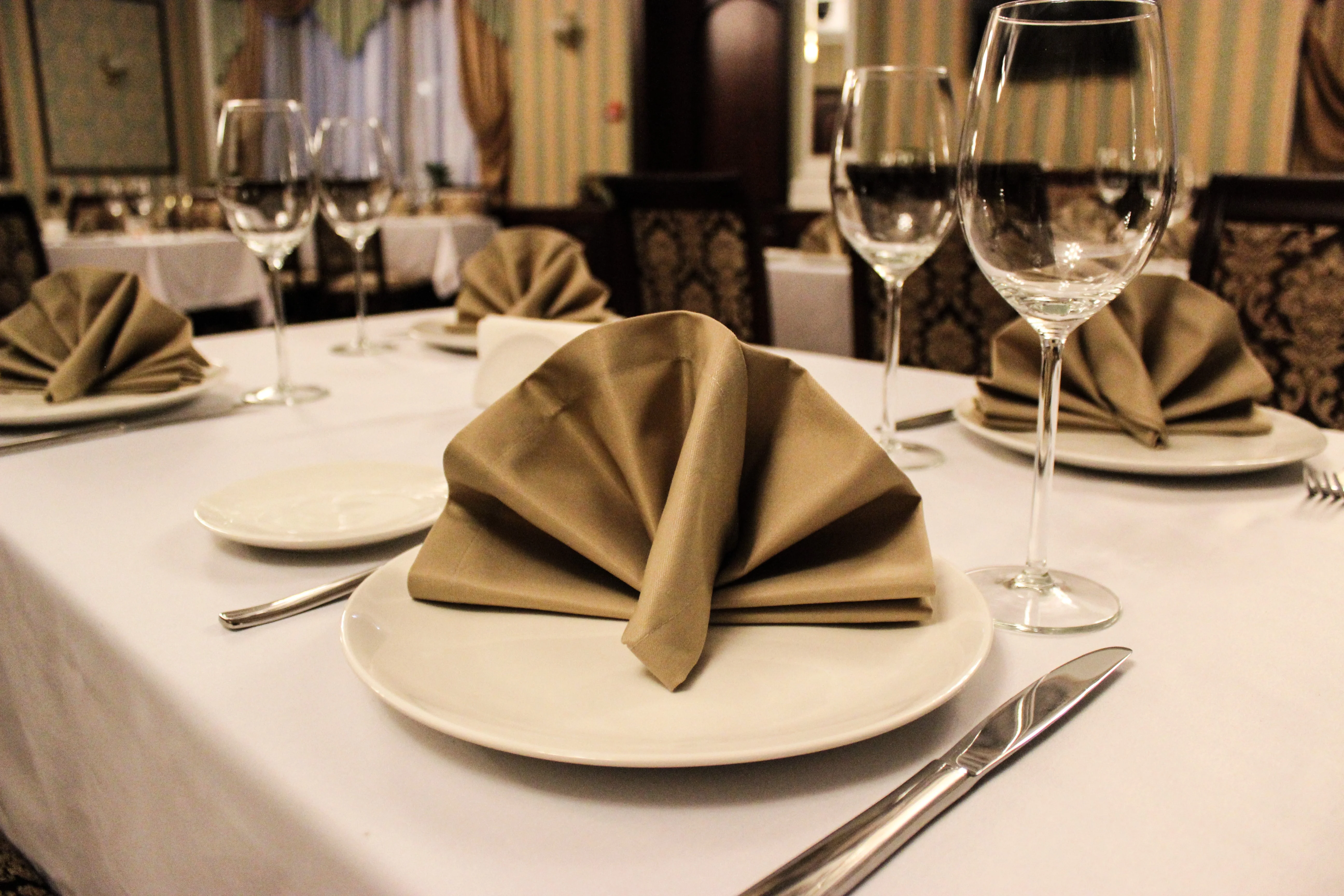 Сертификат на посещение ресторана. Сумма - 1000 рублей.