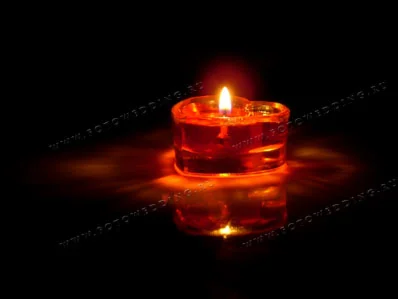 Свеча-сердце на черном фоне