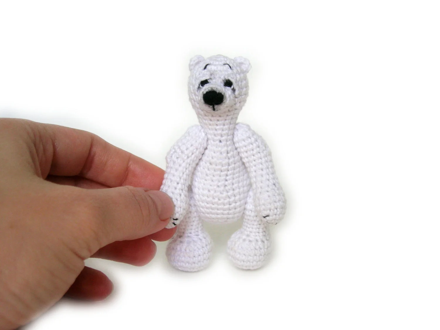 Маленький белый медведь